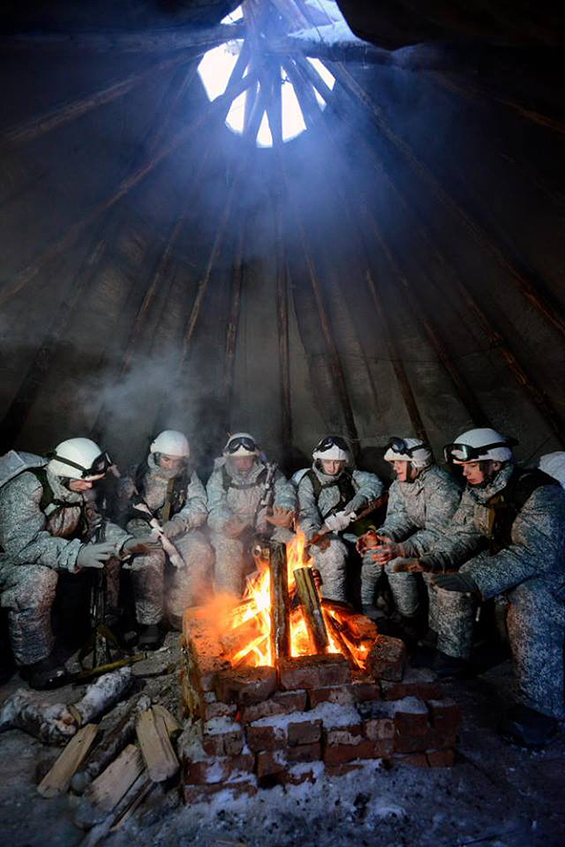 Illustration for article titled Russian Soldiers Go Native For Arctic Ops Using Reindeer And DogsledsĀ